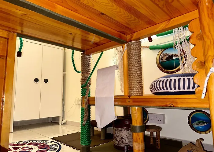 Elite Family With Playground & Play Ship * Klorakas